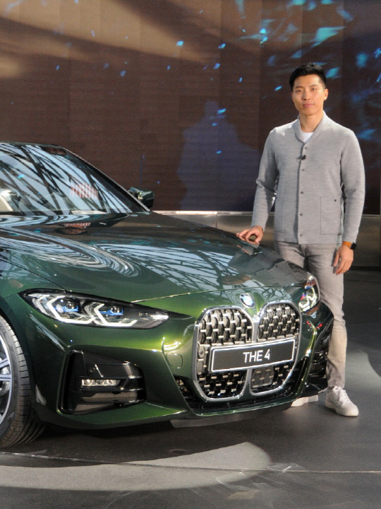 임승모 BMW그룹 디자이너가 BMW 신형 4시리즈 옆에서 포즈를 취하고 있다.<BMW코리아 제공>